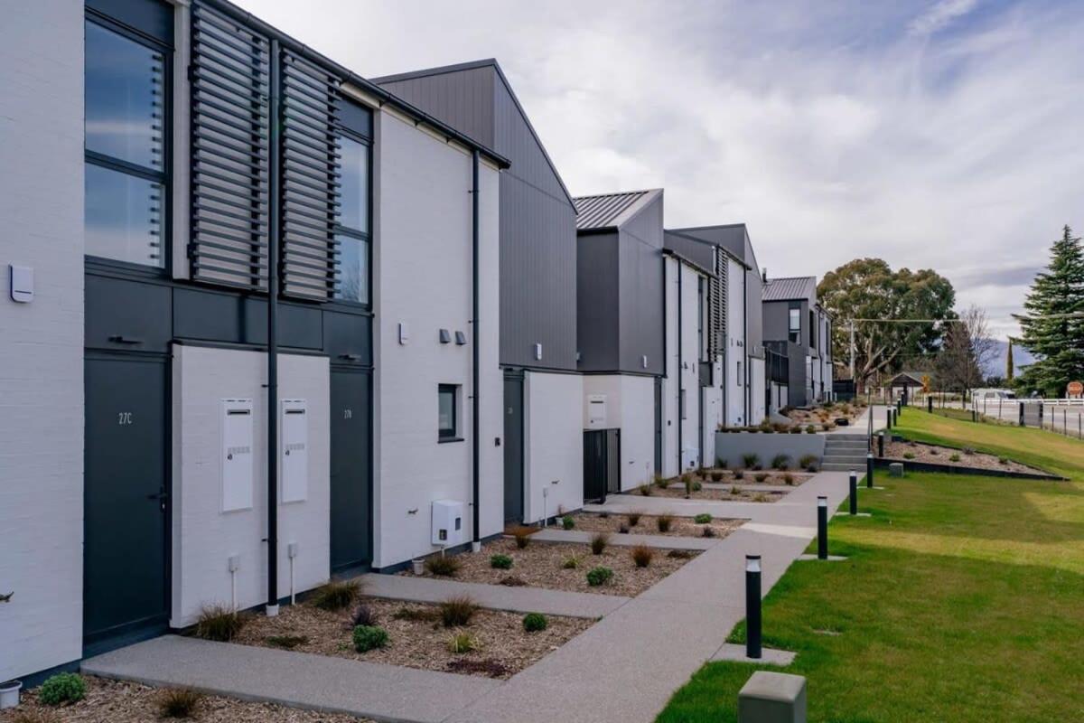 Alps And Lake Retreat Wanaka Albert Town Exterior photo